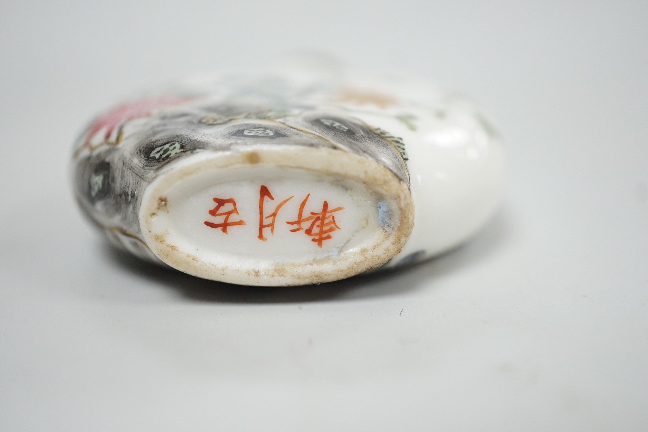 A Chinese famille rose snuff bottle, decorated with birds and rockwork, three character mark, 5cm